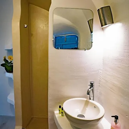 Bonita Santorini Cave Éxo Goniá