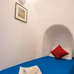 Bonita Santorini Cave Daire