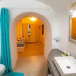 Daire Bonita Santorini Cave *